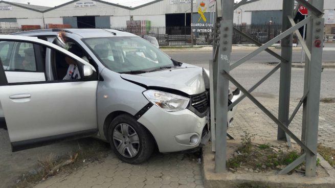 Investigan a siete personas por simular supuestamente un accidente de tráfico contra una torre eléctrica