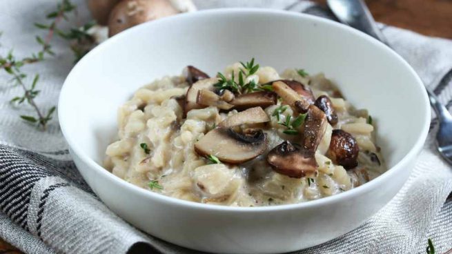 Risotto de champiñones y frutos secos