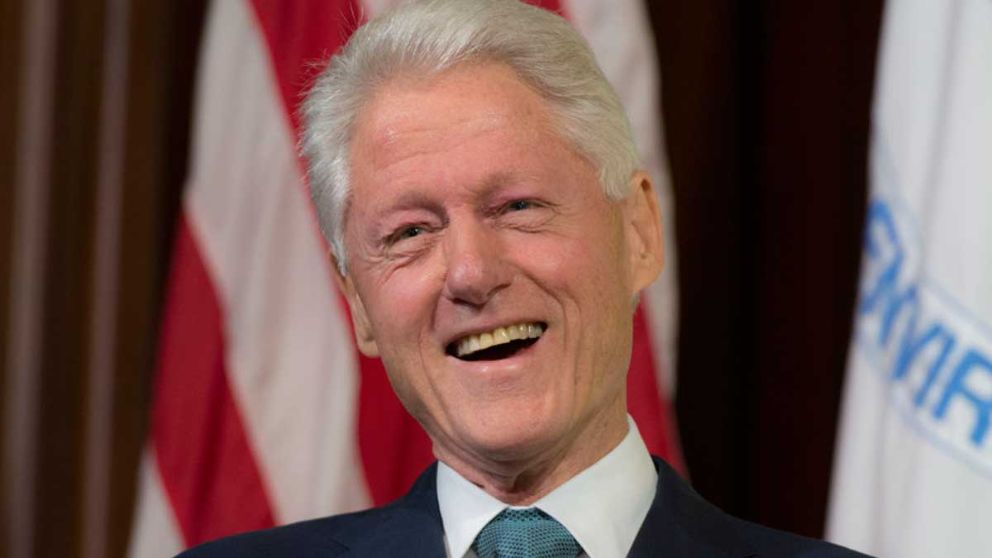 El  17 de agosto de 1998, el presidente de Estados Unidos Bill Clinton reconoció ante un gran jurado su «affaire» con  Monica Lewinsky