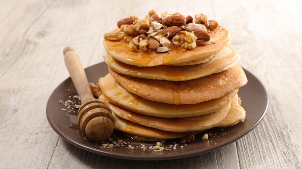 Crepes de cuajada, miel y pasas