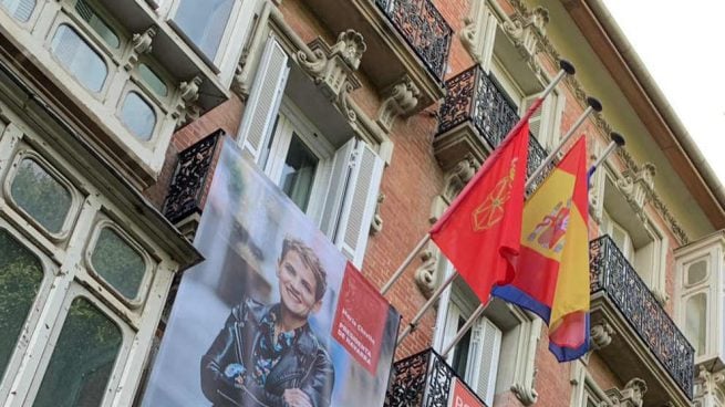 El PSOE repone la bandera de España de su sede de Navarra que quitó antes del pacto de Chivite