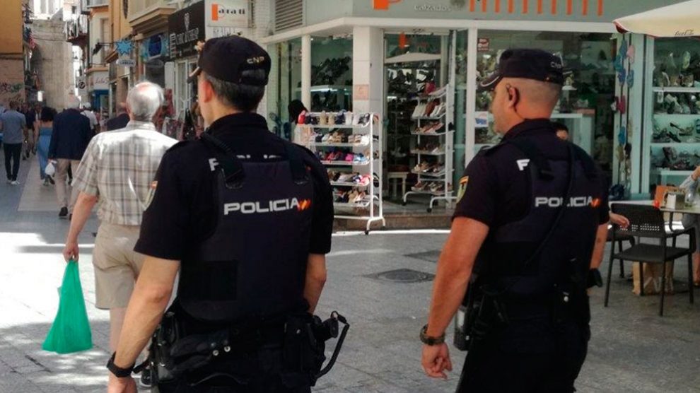 Dos agentes de la Policía Nacional.