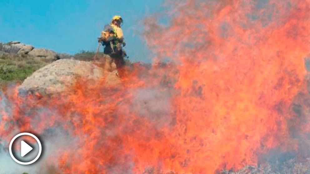 Un bombero trabaja en la extinción del incendio declarado en Miraflores de la Sierra. Foto: EP
