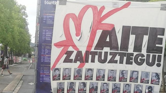 Las víctimas del terrorismo denuncian un cartel con fotos de presos de ETA en Vitoria