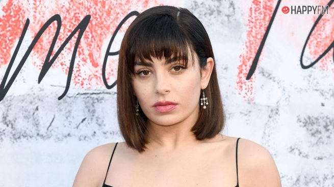 Charli XCX, duramente atacada por fans de Taylor Swift y ella se ha defendido