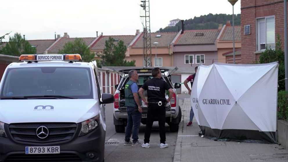 Efectivos de la Guardia Civil frente al domicilio de Andorra (Teruel) donde un hombre ha matado a su hijo, herido a su pareja y luego se ha suicidado. (Efe)