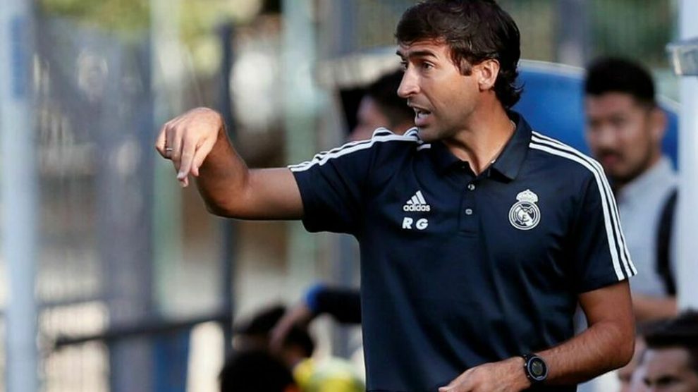 Raúl González da instrucciones durante un partido. (EFE)