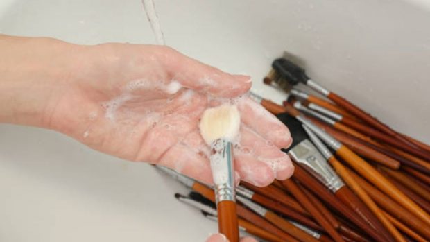 Cómo desinfectar productos de maquillaje: brochas, esponjas y pinceles