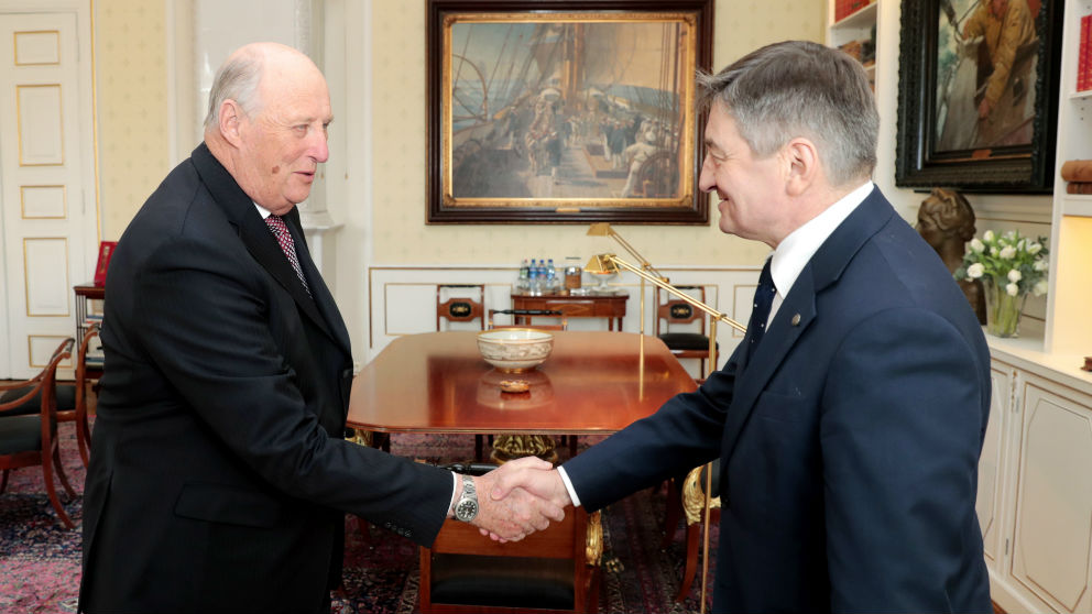 Marek Kuchcinski saluda al rey Harald de Noruega durante una visita oficial a Oslo. (Afp)