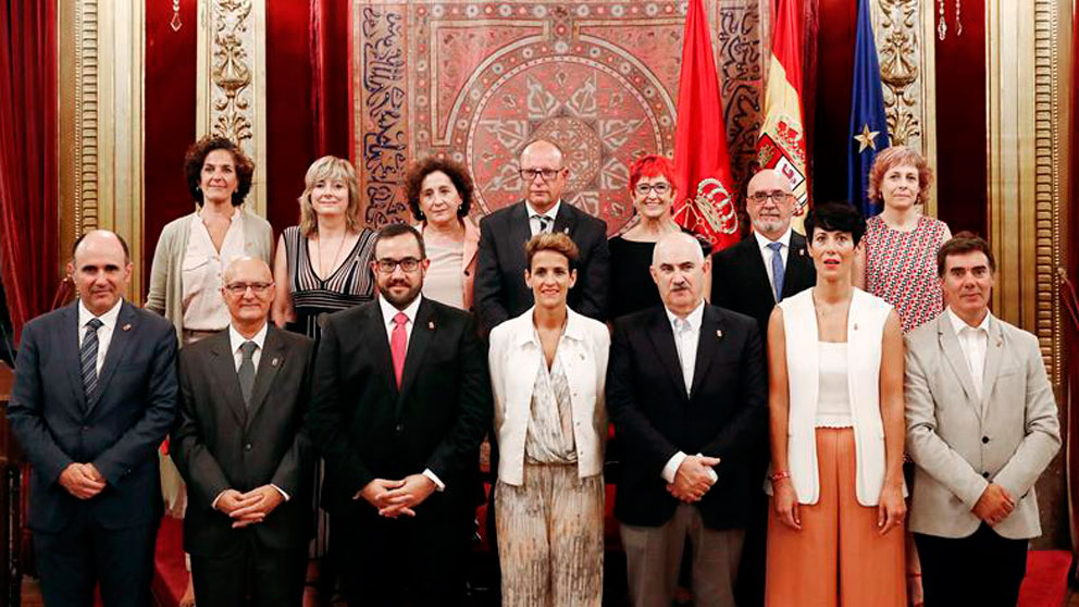 Foto de familia de la composición del Gobierno de Navarra después de la toma de posesión este miércoles de los consejeros que lo conforman., con la socialista María Chivite al frente. Foto: EFE