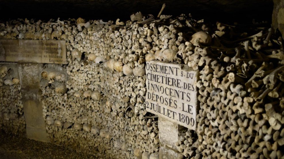 Las Catacumbas de París son un espacio tenebroso con millones de muertos