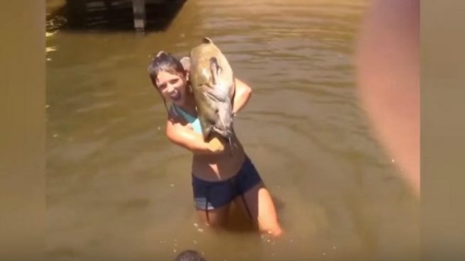 Facebook: Una chica pesca con las manos y desata la polémica