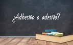 Cómo se escribe adhesivo o adesivo