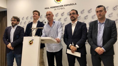 Luis Rubiales en la comparecencia de prensa tras conocer la decisión del juez en el ‘caso horarios’. (@rfef)