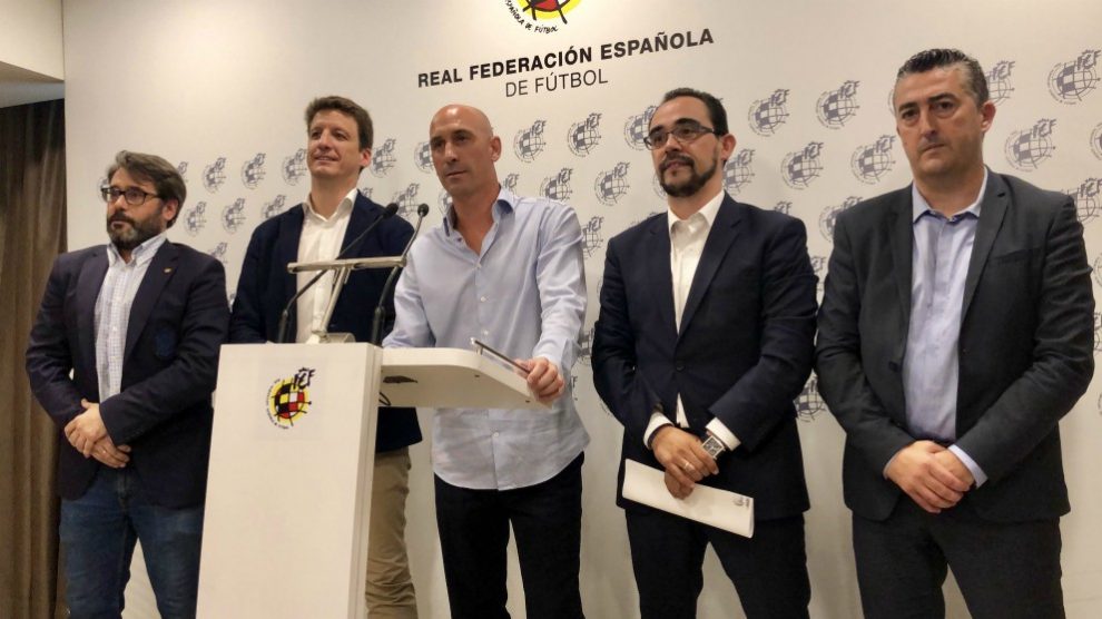 Luis Rubiales en la comparecencia de prensa tras conocer la decisión del juez en el ‘caso horarios’. (@rfef)