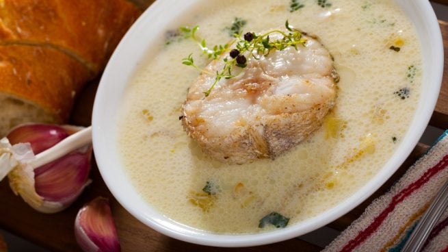 Merluza con crema de pimientos