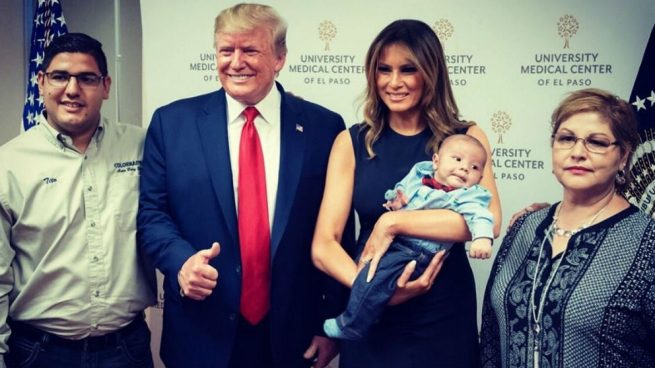 Trump desata las críticas al fotografiarse sonriente y con un pulgar hacia arriba con un bebé huérfano de El Paso