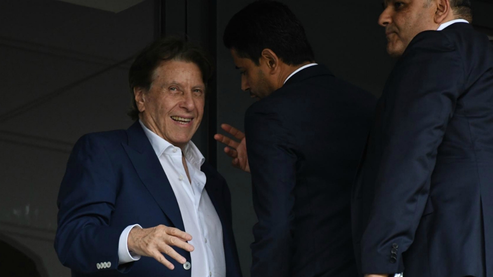 Pini Zahavi, junto a Nasser Al Khelaifi en un partido del PSG.