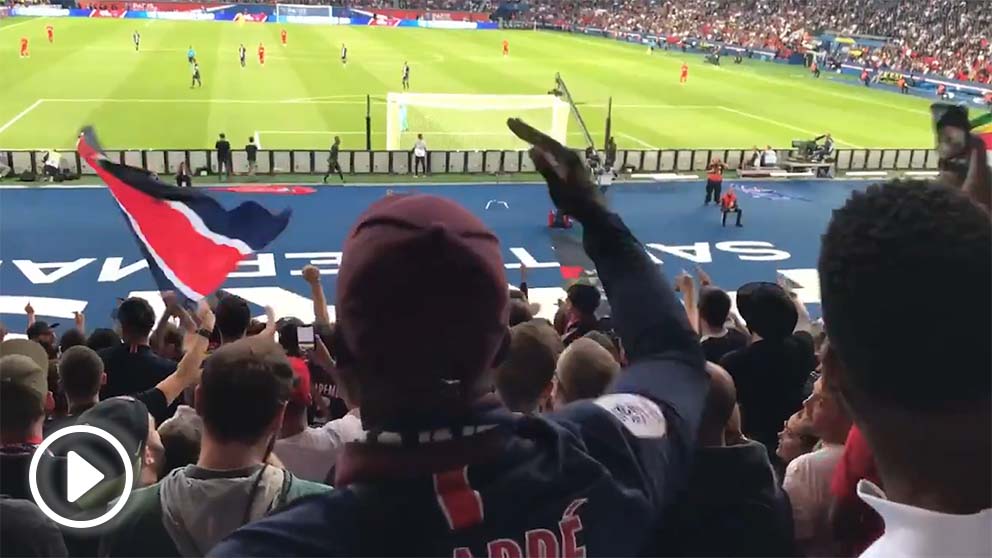 La afición del PSG pidió la marcha de Neymar.