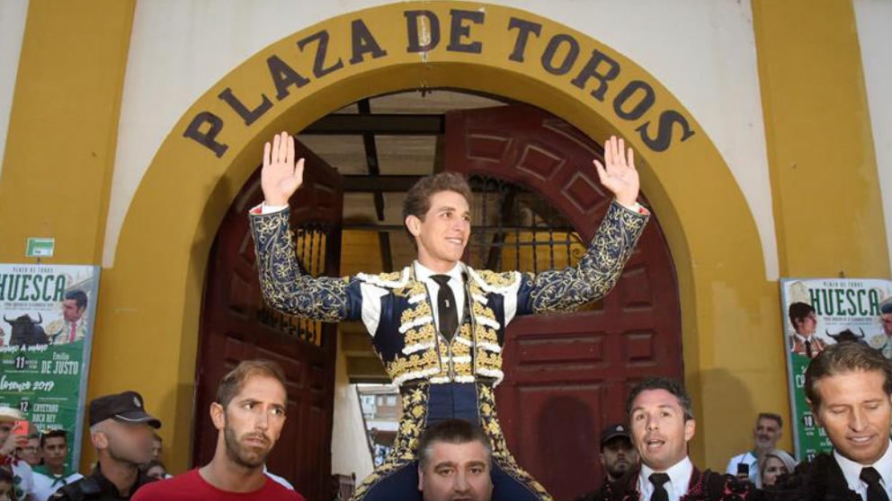 El diestro Ginés Marín sale por la puerta grande en la Feria Taurina de Huesca, en la que ha compartido cartel con Cayetano Rivera y Pablo Aguado este lunes en la capital oscense.