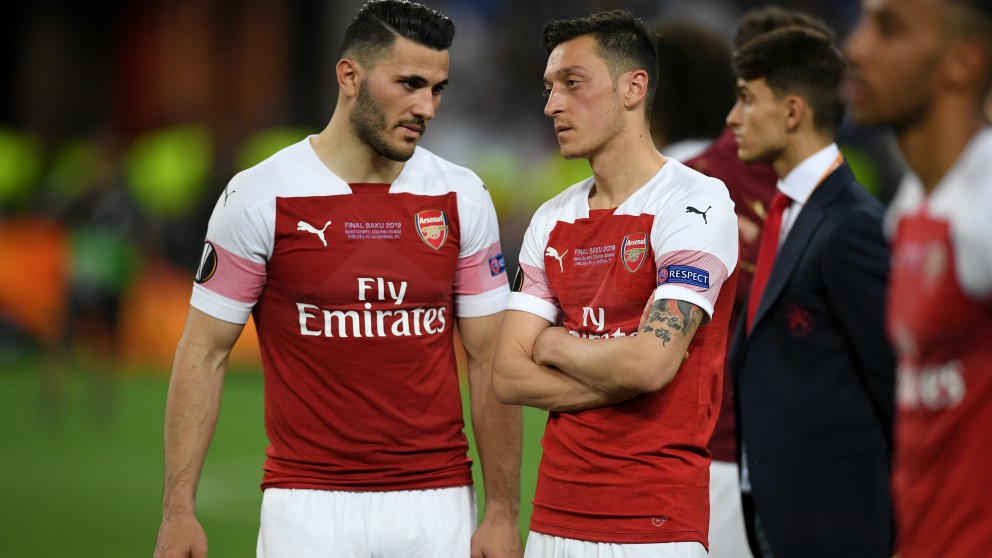 Kolasinac y Mesut Özil. (Getty)