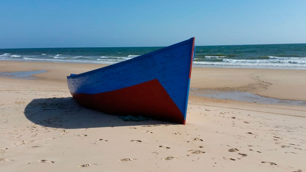 una patera vacía en una de las playas de la costa españolas. Foto: EP