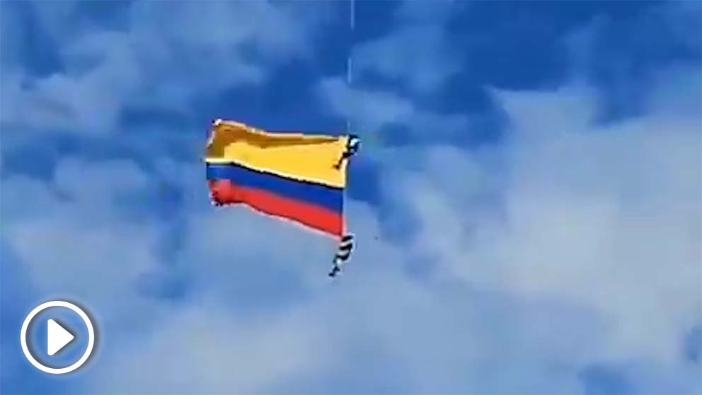 Dos soldados colombianos mueren al caer desde un helicóptero durante un desfile.
