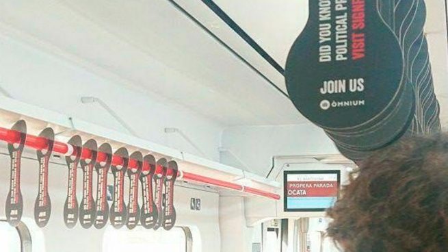 La entidad independentista Òmnium Cultural ha colocado esposas de cartón en algunos trenes de la L1 de Rodalies a favor de los golpistas presos. Foto: EP