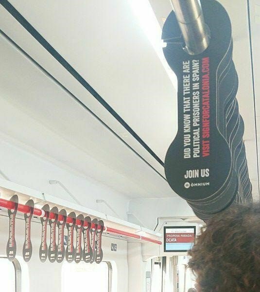 La entidad independentista Òmnium Cultural ha colocado esposas de cartón en algunos trenes de la L1 de Rodalies a favor de los golpistas presos. Foto: EP