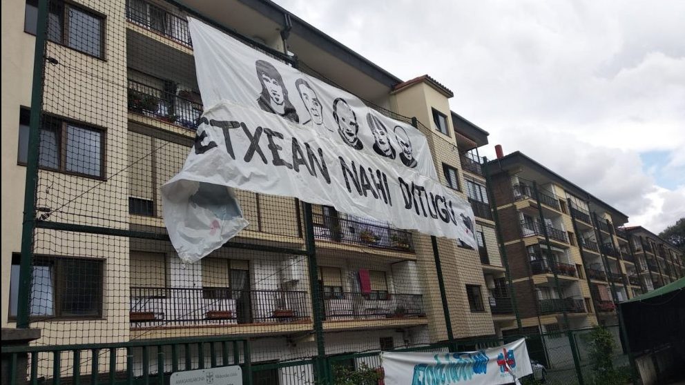Una pancarta en favor de presos de ETA en el País Vasco.