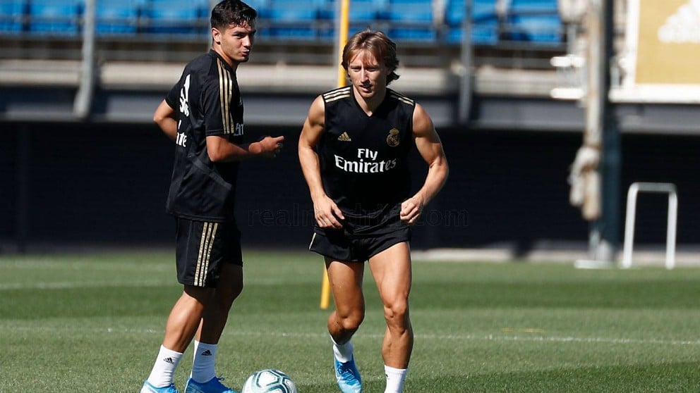 Brahim Díaz durante el entrenamiento con Luka Modric. (realmadrid.com)