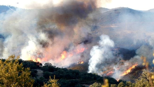 El incendio de Almonaster La Real (Huelva) está controlado pero siguen las labores de extinción