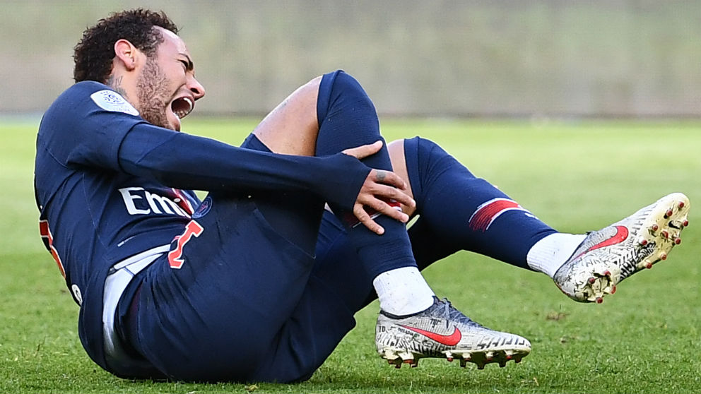 Neymar se duele en un partido con el PSG. (AFP)
