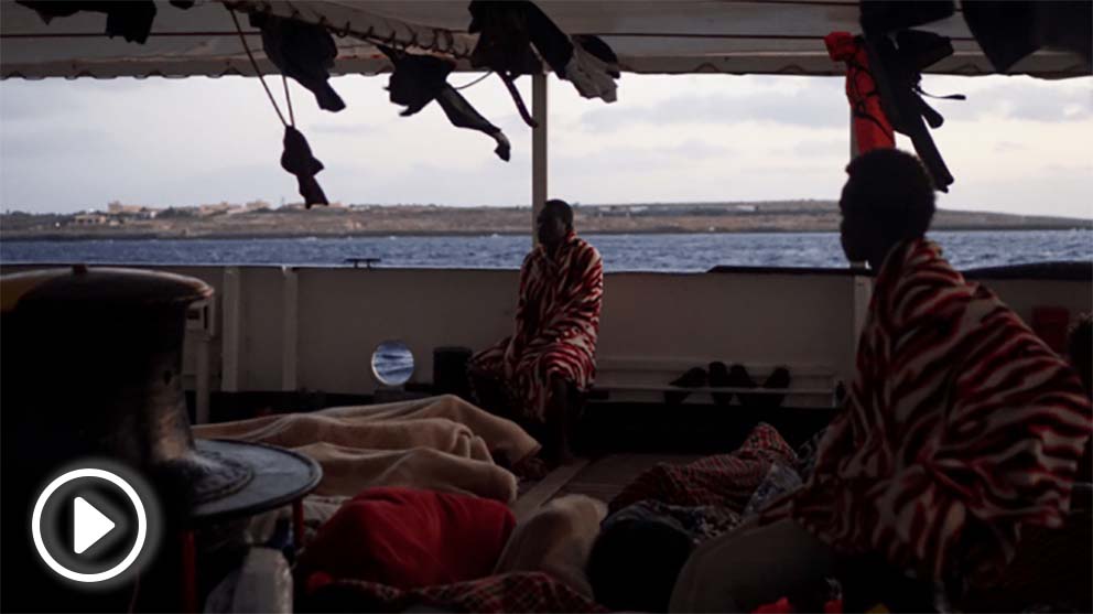 Inmigrantes a bordo del Open Arms esperando llegar a Lampedusa @OpenArms