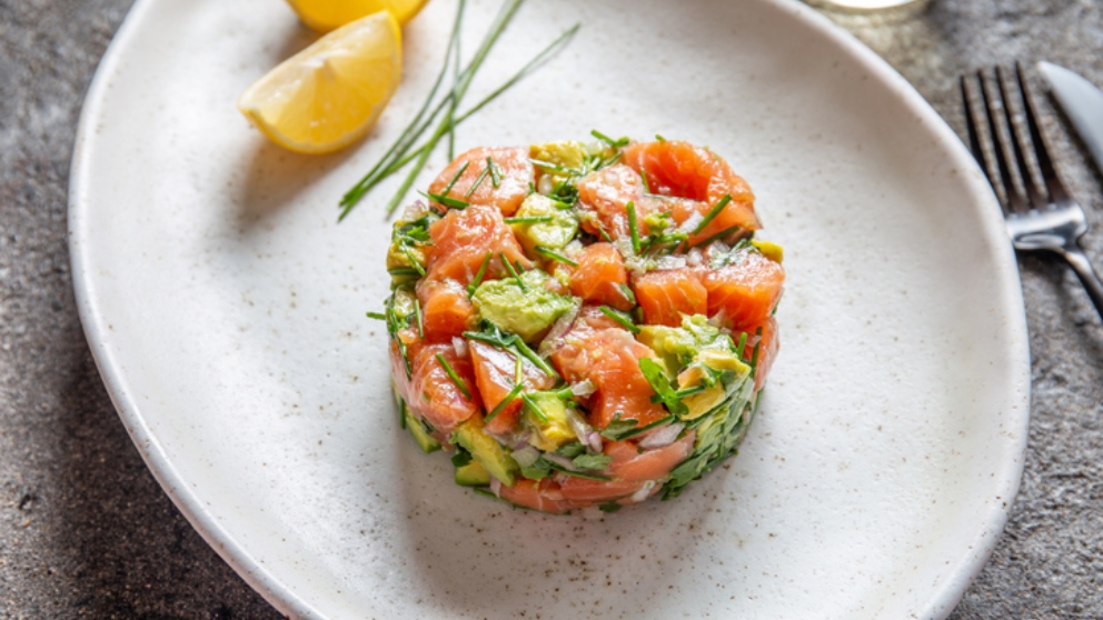 Timbal de lentejas con salmón y aguacate