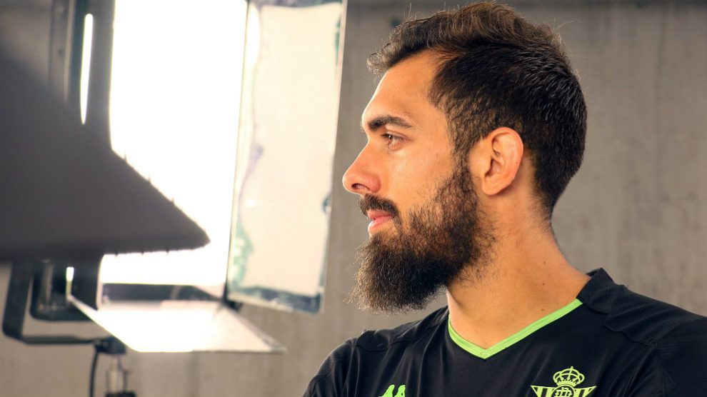 Borja Iglesias posa con la camiseta del Betis (Real Betis)