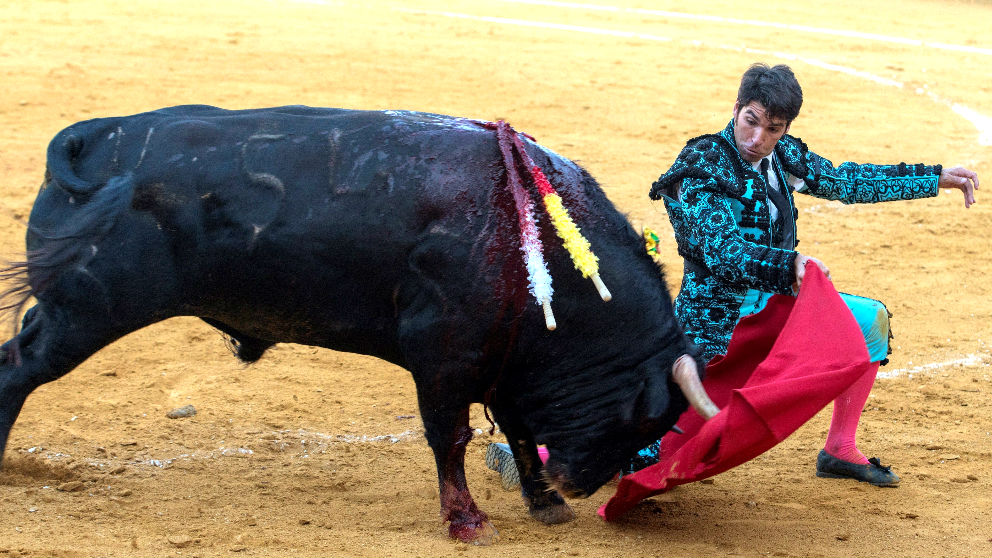Cayetano durante la faena a su primer toro, este viernes en Ciudad Real (Foto: EFE).
