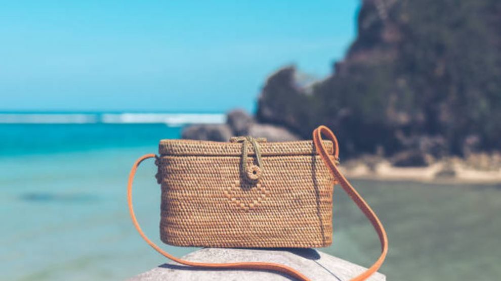 Todos los pasos para hacer un bolso con la ayuda de una caja de cartón