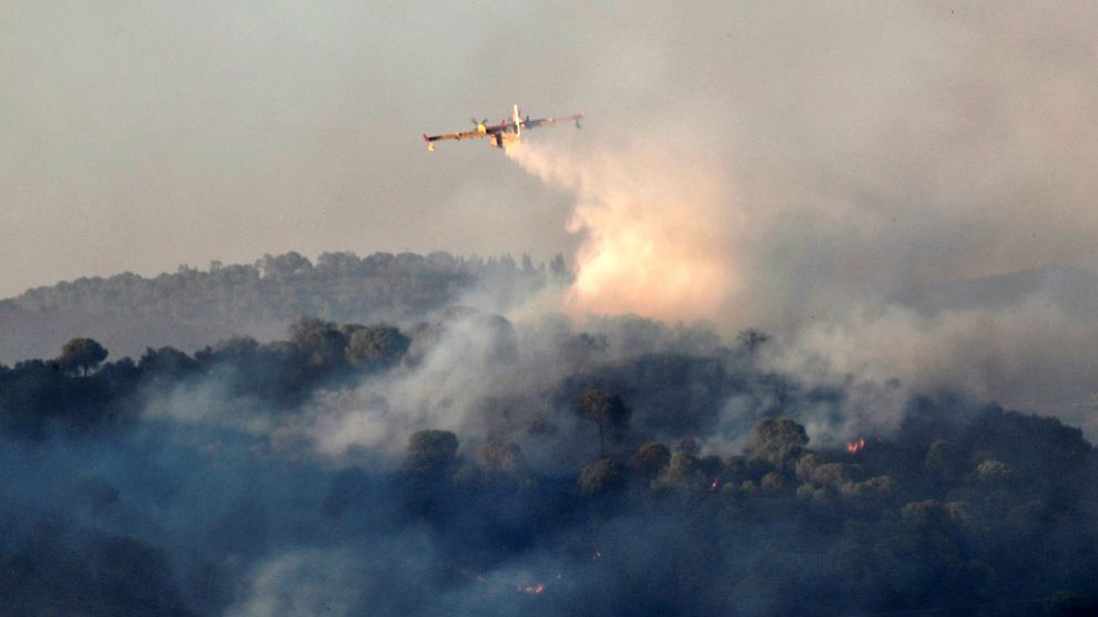 Imagen del incendio en la localidad de El Madroño (Foto: EFE).