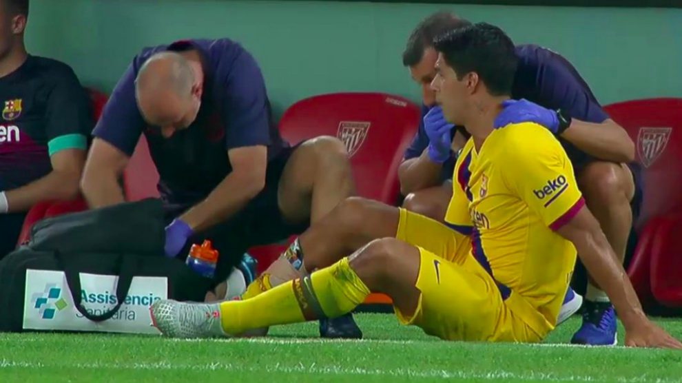 Luis Suárez, atendido por los médicos.