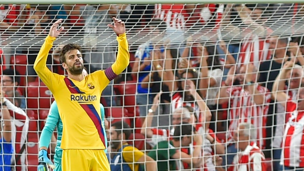 Piqué, tras el gol de Aduriz. (AFP)