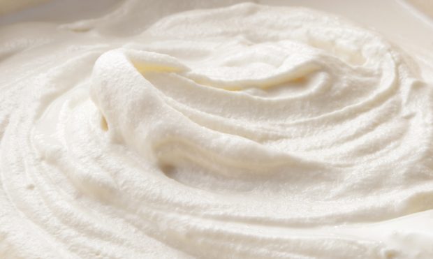 Polos de yogurt griego con mermelada