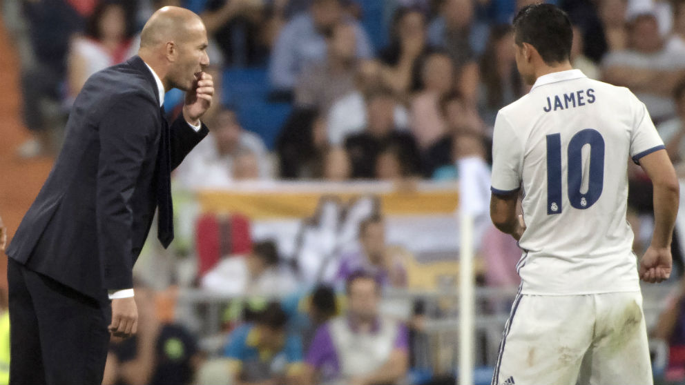 Zidane da instrucciones a James Rodríguez en un partido con el Real Madrid. (AFP)