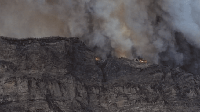 Los bomberos temen que el fuego vuelva al origen en Valleseco si el viento cambia de dirección