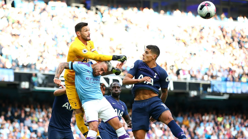 Hugo Lloris despeja un balón ante el intento de remate de Otamendi en el Manchester City – Tottenham. (Getty)