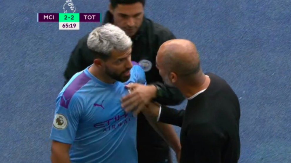 Guardiola y el Kun, tras el cambio.