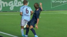 Luka Modric recibió la roja tras esta entrada a Denis Suárez.