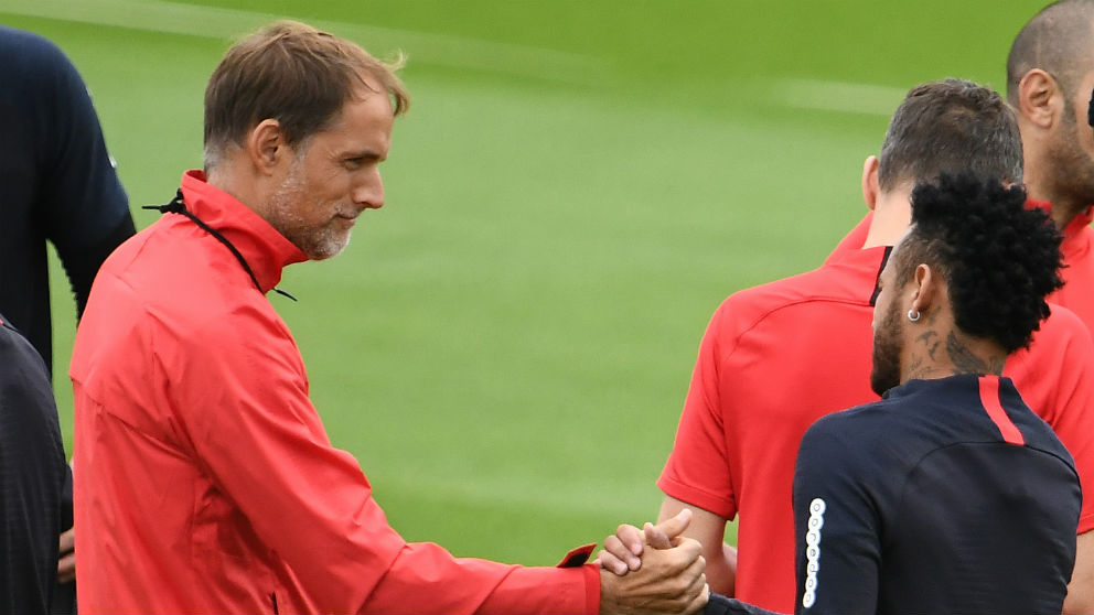 Tuchel saluda a Neymar en el entrenamiento del PSG. (AFP)