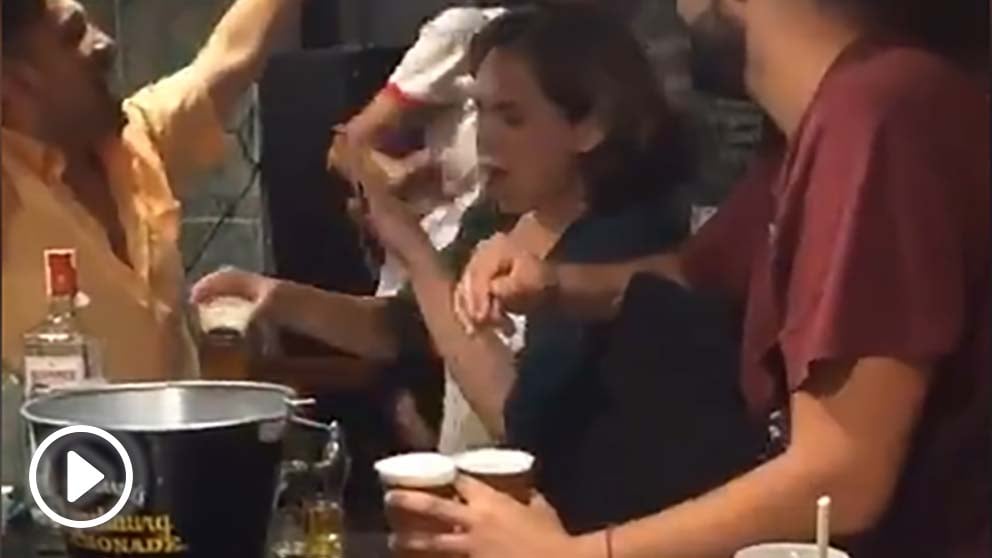 Ada Colau de copas en las fiestas de Gràcia.