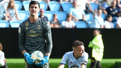 Courtois se queda con el balón ante la presencia de Aspas. (AFP)